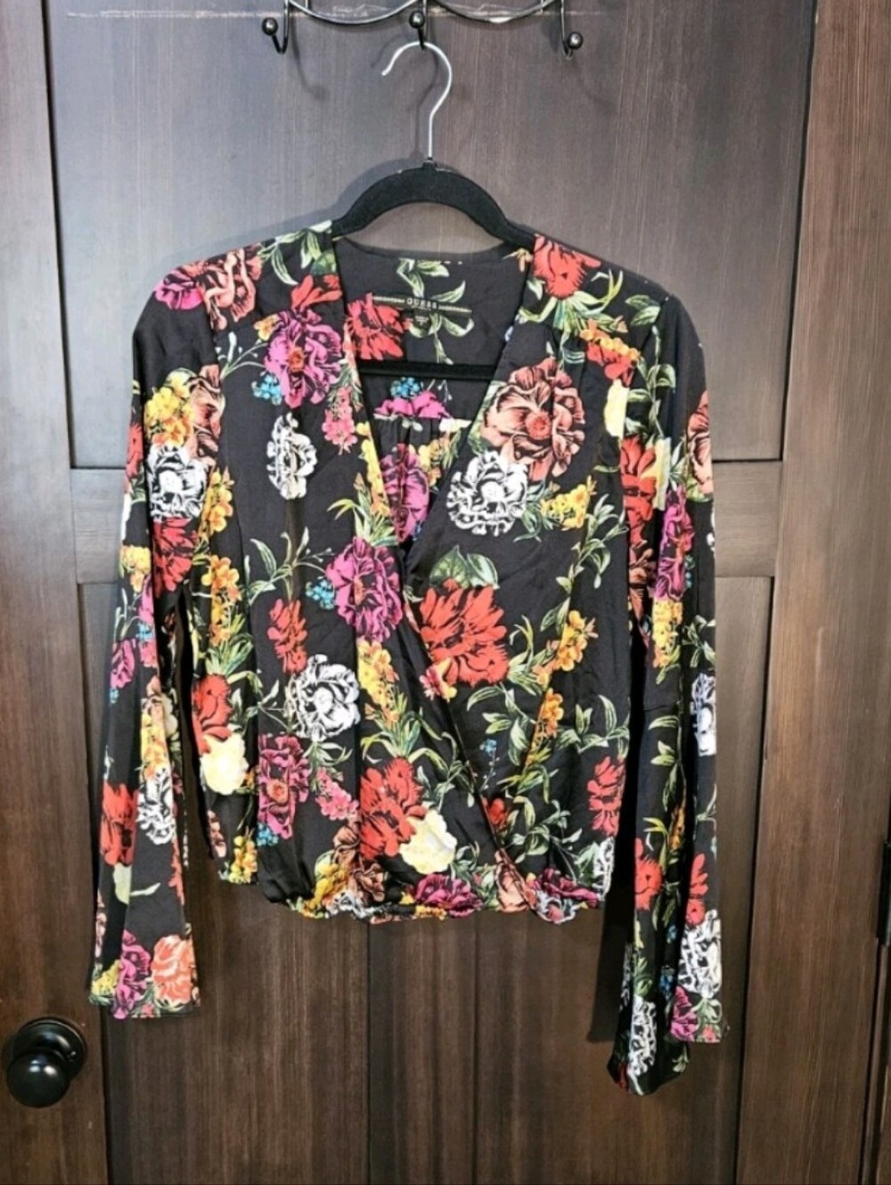 EUC Women's Guess Floral LS Flared Sleeve Satin Faux Wrap Blouse Top Size Small